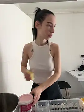 Celine Roxelle online show from April 15, 2026, 12:23 pm