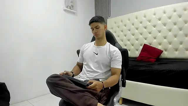 ANDRES STUD online show from March 25, 2026, 4:07 am