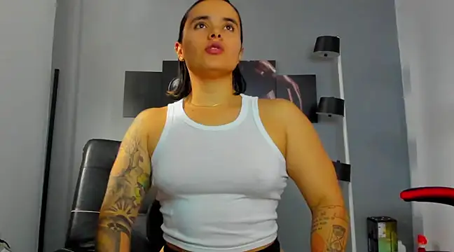 Snapshot of karlyjons12 chatting on February 25, 2025, 4:42 pm karlyjons12 online show from February 25, 2025, 4:42 pm