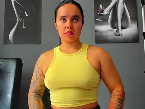 karlyjons12 online show from November 28, 2025, 2:42 pm