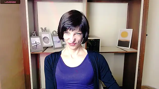 Snapshot of _AngeliaFlow_ chatting on October 9, 2025, 7:17 am AngeliaFlow online show from October 9, 2025, 7:17 am