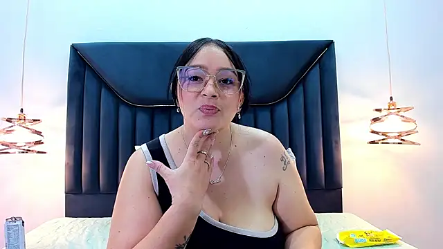 Snapshot of ZamiraGates chatting on February 26, 2025, 8:37 am ZamiraGates online show from February 26, 2025, 8:37 am