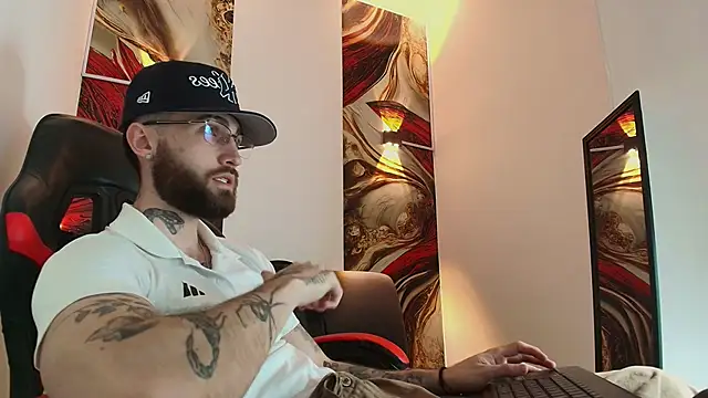 Luke davis01 online show from October 17, 2025, 1:25 pm