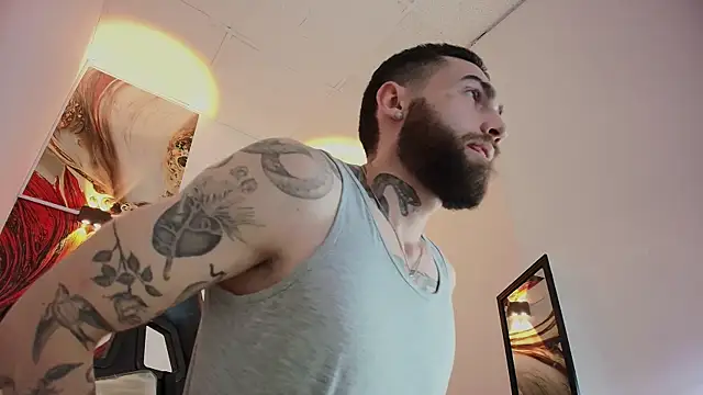 Luke davis01 online show from October 28, 2025, 1:14 pm