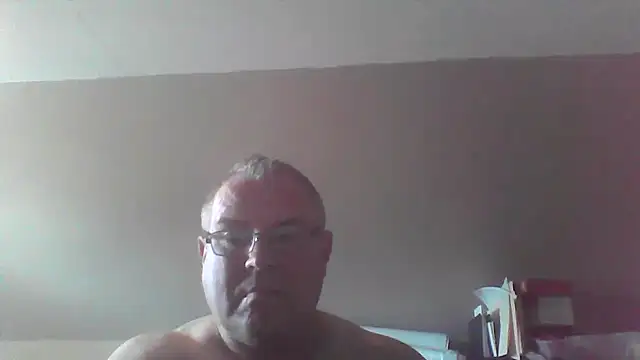 Snapshot of mkestr69 chatting on October 2, 2025, 5:20 pm mkestr69 online show from October 2, 2025, 5:20 pm