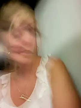 Snapshot of Sexybiene969 chatting on October 5, 2025, 4:27 pm Sexybiene969 online show from October 5, 2025, 4:27 pm