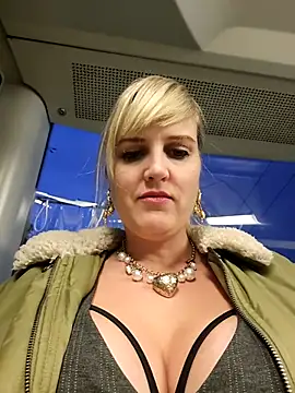 Snapshot of Sexybiene969 chatting on October 15, 2025, 4:29 pm Sexybiene969 online show from October 15, 2025, 4:29 pm