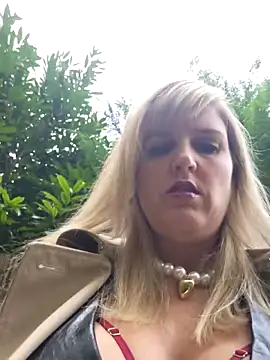 Snapshot of Sexybiene969 chatting on October 22, 2025, 2:06 pm Sexybiene969 online show from October 22, 2025, 2:06 pm