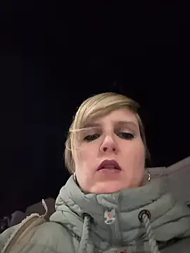 Snapshot of Sexybiene969 chatting on November 27, 2025, 5:04 pm Sexybiene969 online show from November 27, 2025, 5:04 pm