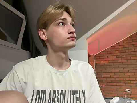 Snapshot of Julian_wins chatting on March 19, 2025, 8:22 pm Julian wins online show from March 19, 2025, 8:22 pm