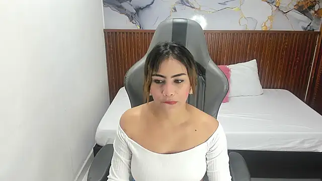 Snapshot of Holly_22 chatting on November 18, 2025, 2:43 pm Holly 22 online show from November 18, 2025, 2:43 pm