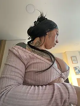 Snapshot of KarolVega- chatting on November 14, 2025, 2:49 pm KarolVega- online show from November 14, 2025, 2:49 pm