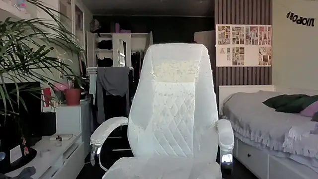 Snapshot of MollyBer chatting on February 18, 2026, 12:01 pm MollyBer online show from February 18, 2026, 12:01 pm