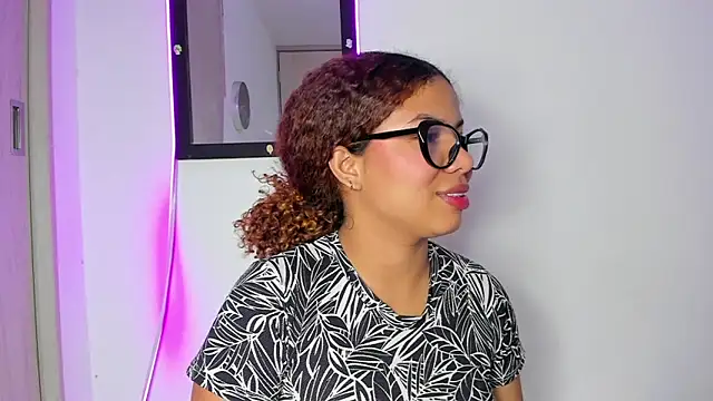 MELINAMARTINS online show from June 11, 2026, 2:53 am