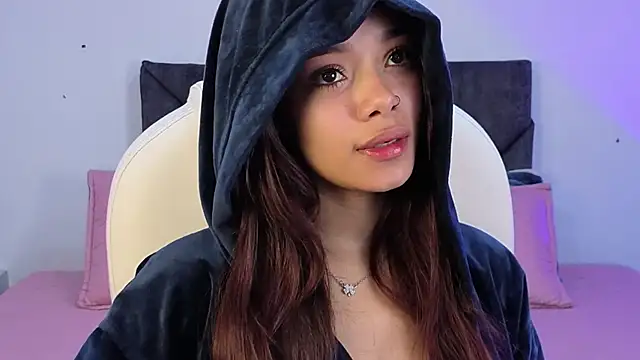 sara sharma  online show from November 15, 2025, 2:02 pm