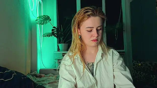 Alexa Pirs online show from March 4, 2025, 9:54 pm