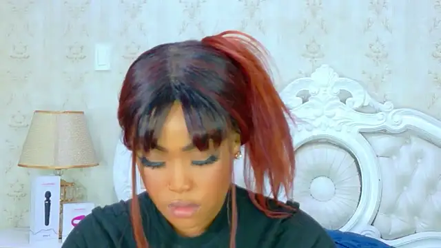 Snapshot of TianahGlow chatting on February 6, 2026, 8:45 pm TianahGlow online show from February 6, 2026, 8:45 pm