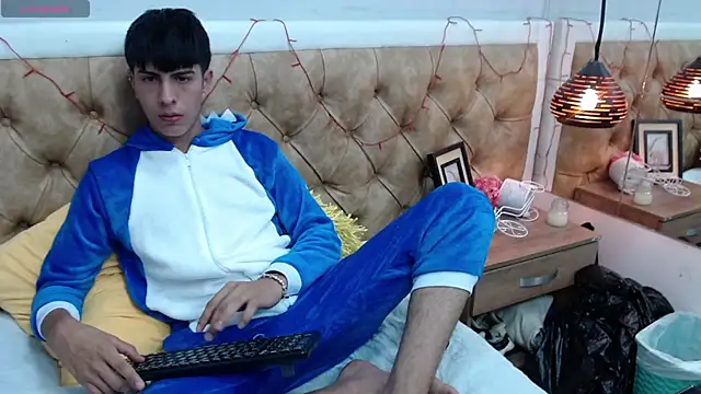 Estiv18  online show from March 12, 2025, 7:35 am