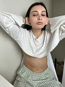 lunalovelee online show from November 17, 2025, 2:12 pm