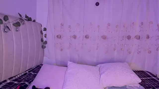 Snapshot of purplelilith3 chatting on February 10, 2026, 3:32 am purplelilith3 online show from February 10, 2026, 3:32 am