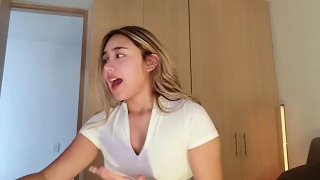 Hornyholly   online show from May 29, 2026, 5:11 pm