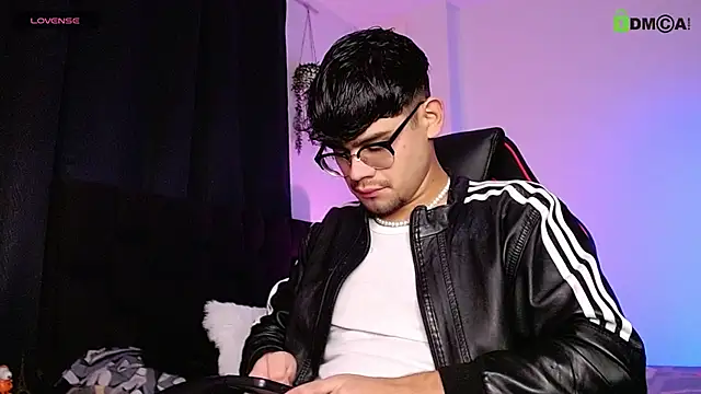 isaac-saenz online show from November 5, 2025, 10:43 pm