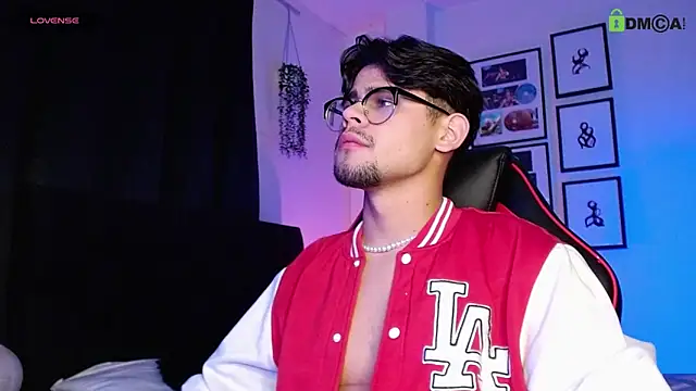 isaac-saenz online show from December 13, 2025, 10:48 pm