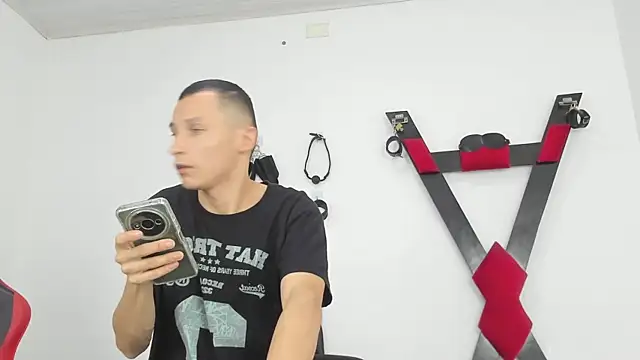 Isak Millan online show from November 6, 2025, 3:13 pm