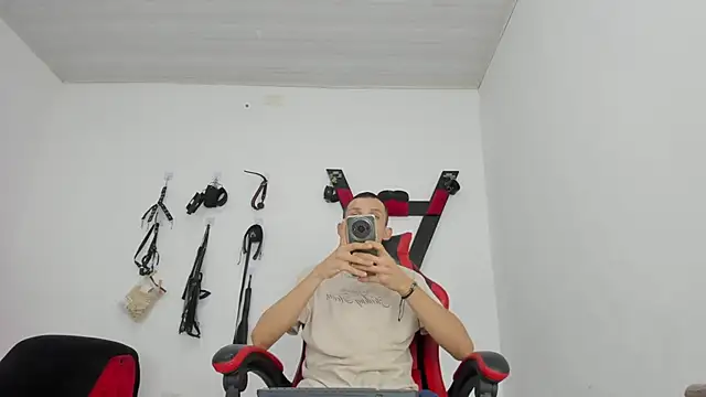 Isak Millan online show from November 14, 2025, 8:40 pm