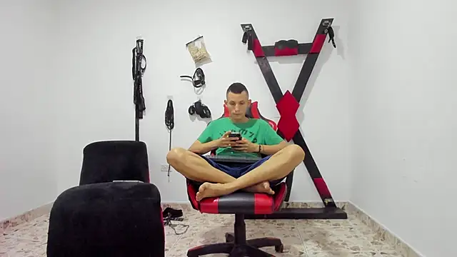 Isak Millan online show from November 30, 2025, 2:15 am