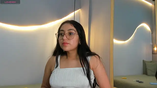 Snapshot of lucelly_15 chatting on December 21, 2025, 12:01 pm lucelly 15 online show from December 21, 2025, 12:01 pm