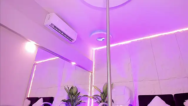 Snapshot of MelanieHillss chatting on December 17, 2025, 4:40 am MelanieHillss online show from December 17, 2025, 4:40 am