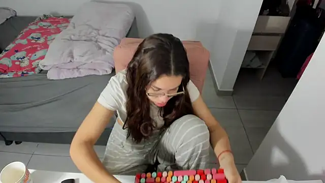 Greciaruiz  online show from May 13, 2026, 11:55 pm