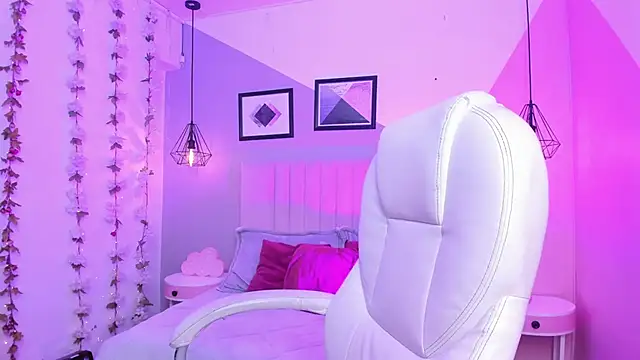 Bella walker  online show from November 7, 2025, 8:20 pm