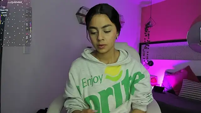 Bella walker  online show from March 24, 2026, 9:09 pm