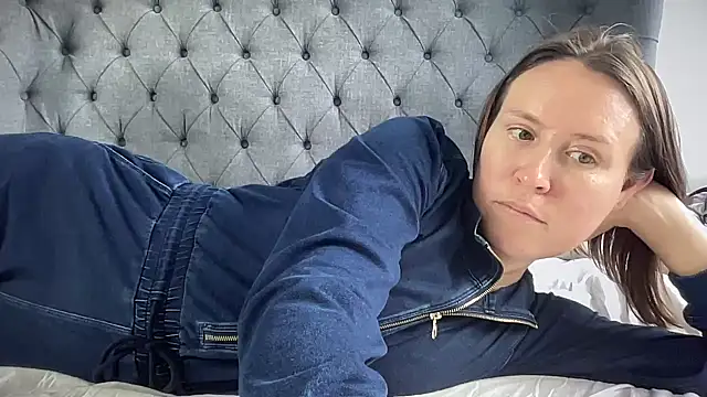 eatmypie69 online show from November 12, 2025, 10:48 am