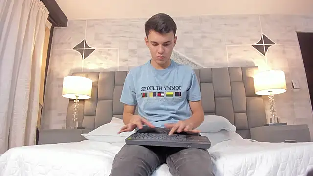 JacobRoberts1 online show from February 28, 2025, 11:14 am