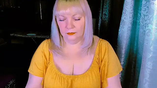 Snapshot of FlowerButterf chatting on March 4, 2026, 10:49 pm FlowerButterf online show from March 4, 2026, 10:49 pm