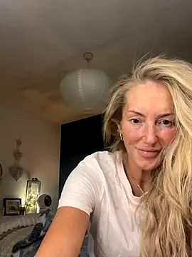 Snapshot of Fiery_Blonde_LexiX chatting on October 21, 2025, 9:59 pm Fiery Blonde LexiX online show from October 21, 2025, 9:59 pm