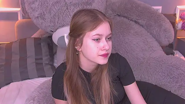 Snapshot of EveMundie chatting on February 19, 2025, 12:22 pm EveMundie online show from February 19, 2025, 12:22 pm