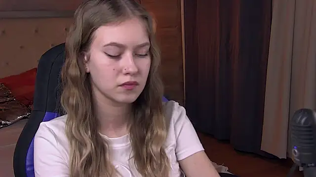 Snapshot of EveMundie chatting on February 21, 2025, 3:32 pm EveMundie online show from February 21, 2025, 3:32 pm