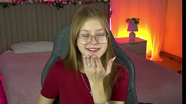 Snapshot of EveMundie chatting on October 14, 2025, 12:28 pm EveMundie online show from October 14, 2025, 12:28 pm
