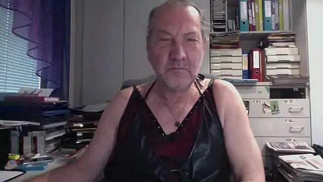 HMStraps01 online show from December 2, 2025, 10:20 am