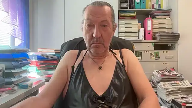 HMStraps01 online show from May 31, 2026, 9:38 am