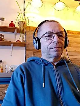 Snapshot of Xavspank2 chatting on January 6, 2026, 9:02 am Xavspank2 online show from January 6, 2026, 9:02 am