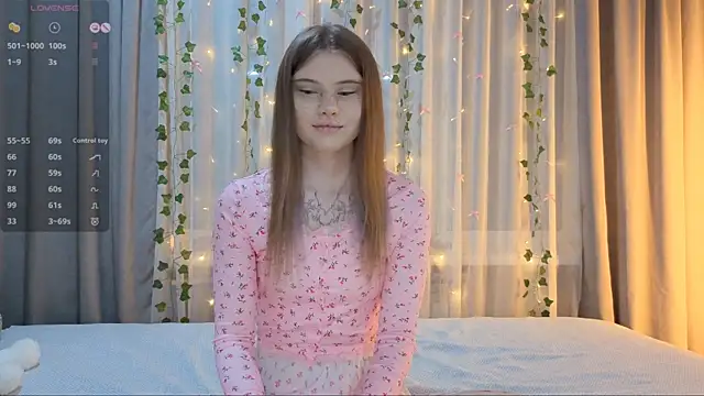 Snapshot of CarolinePepper chatting on February 13, 2026, 2:02 pm CarolinePepper online show from February 13, 2026, 2:02 pm