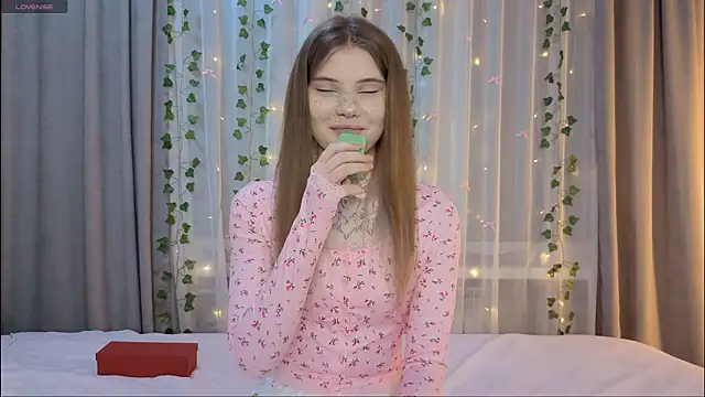 Snapshot of CarolinePepper chatting on February 26, 2026, 2:16 pm CarolinePepper online show from February 26, 2026, 2:16 pm