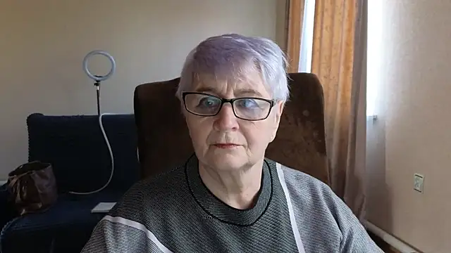 Snapshot of Sandra_Snowflake chatting on April 28, 2026, 4:17 am Sandra Snowflake online show from April 28, 2026, 4:17 am