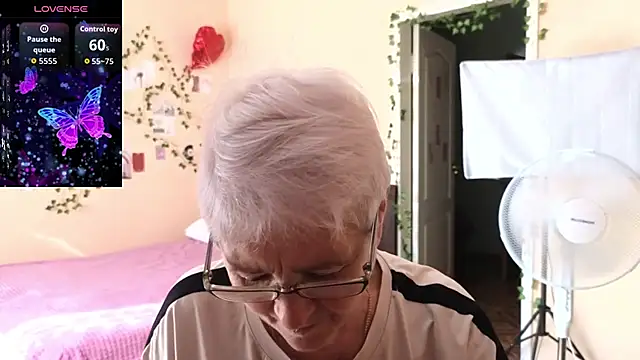 Sandra Snowflake online show from July 6, 2026, 5:04 am
