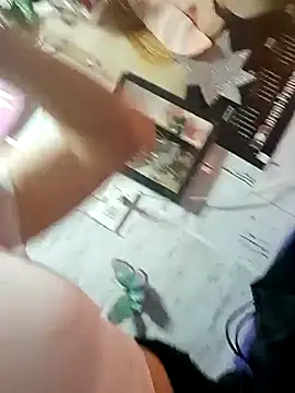 Snapshot of Coeur_de_luxure chatting on February 21, 2025, 9:32 pm Coeur de luxure online show from February 21, 2025, 9:32 pm